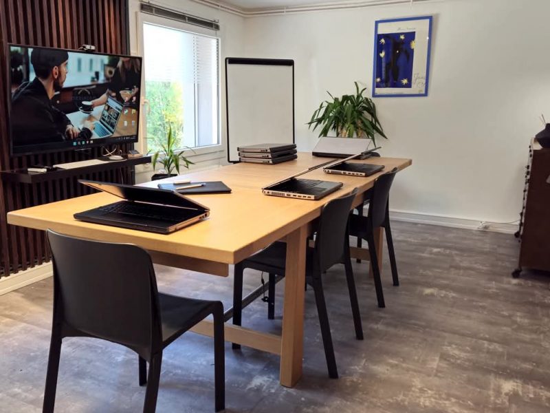 Ebenisterie VUILLEMIN (table à allonges et meuble sur-mesure)